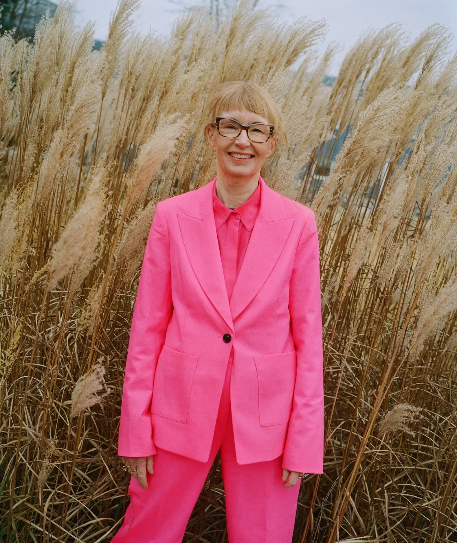 Lotte Bjerre Knudsen in a pink suit among tall grasses